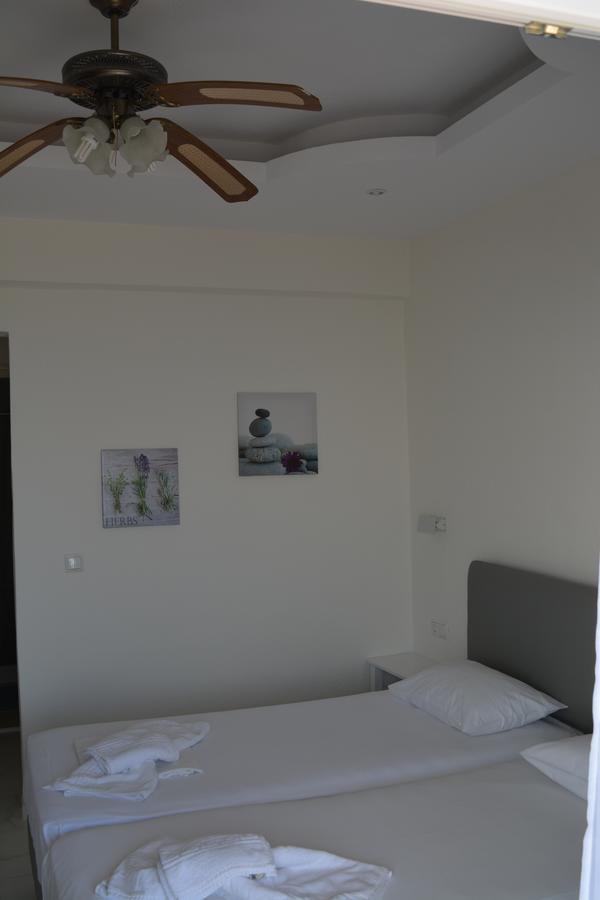 Kangaroo Hotel Mola Kalyva Exteriér fotografie