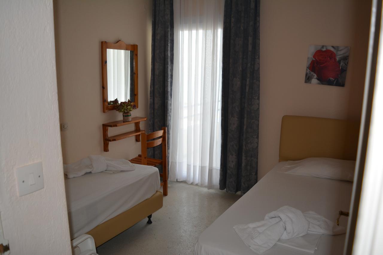 Kangaroo Hotel Mola Kalyva Exteriér fotografie